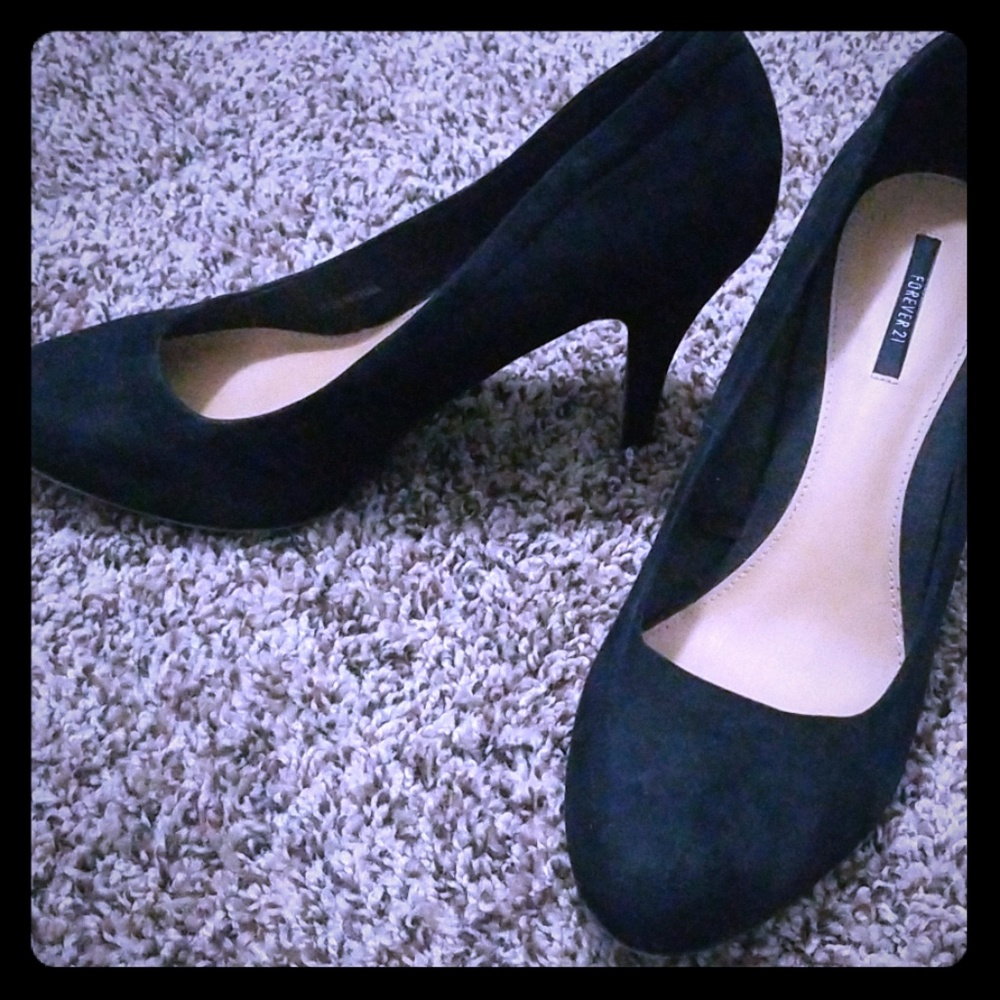 Size 10 F21 black pumps